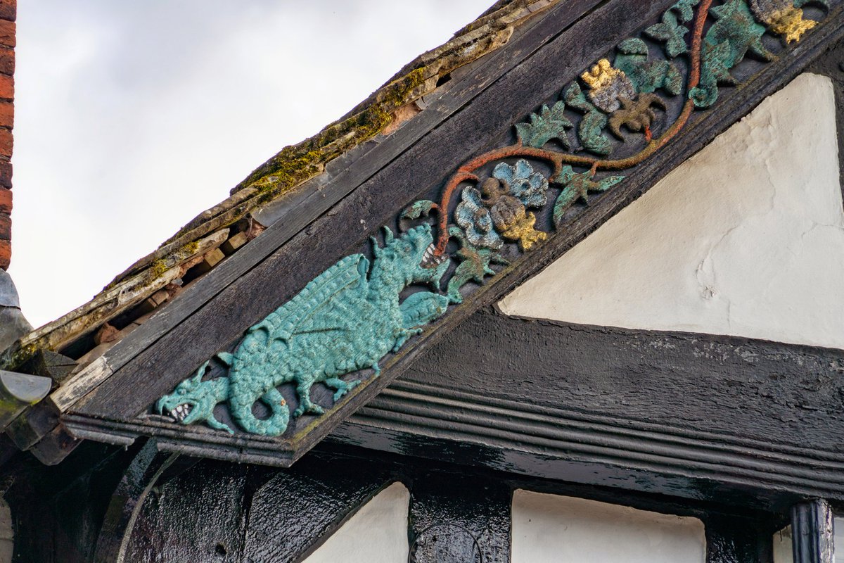 Ye Olde Steppes in #Pembridge, #Herefordshire. I'd seen the ornate bargeboards a few times on various visits to Pembridge, but it wasn't till this trip that I noticed the dragon on the left side had a head on its tail too. Curious 🐉