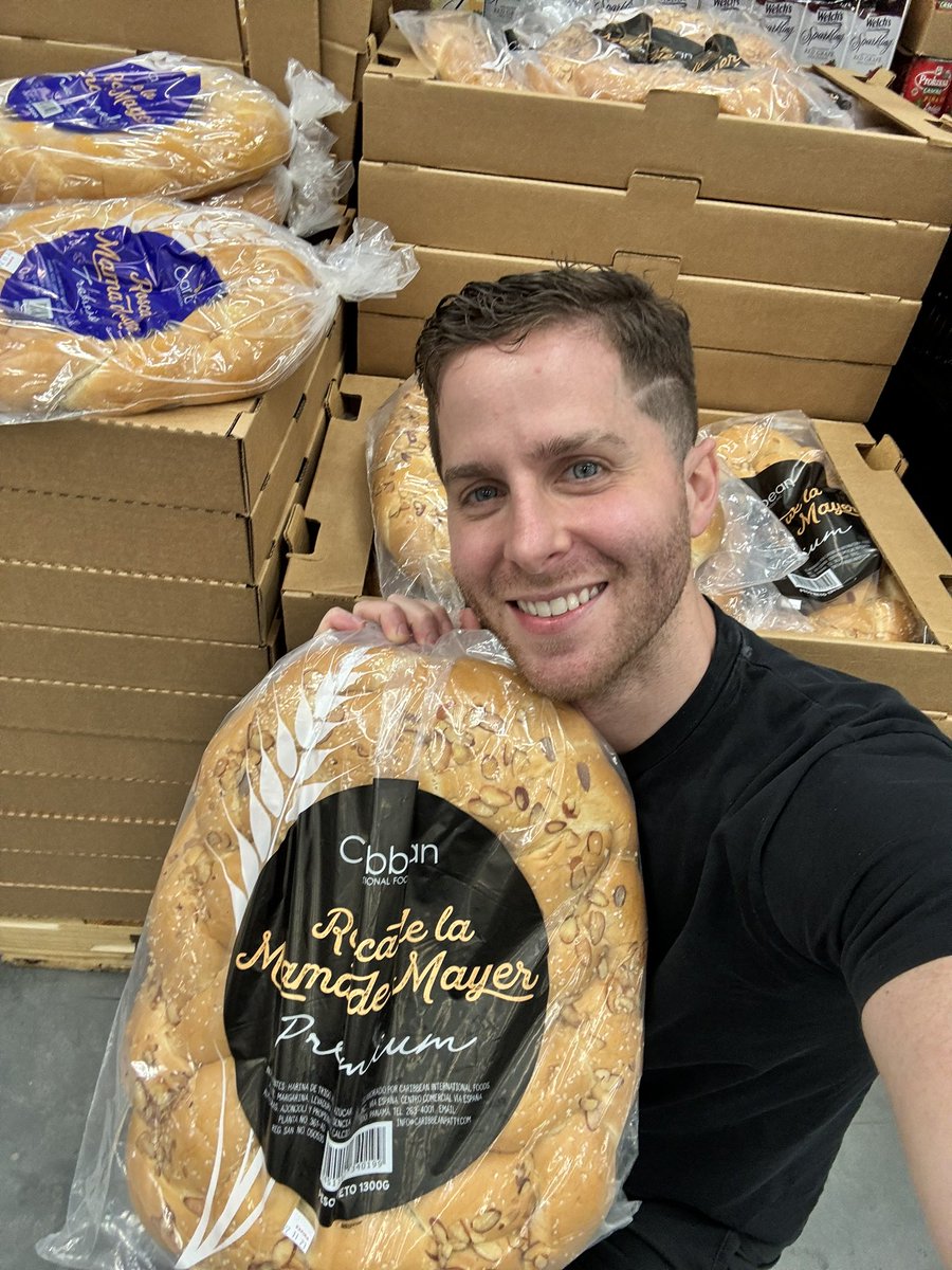 Mayer's tweet photo. Este año la rosca @delamamademayer tiene un valor emocional mas fuerte que nunca porque casi ni pasaba. La verdad es que ha sido un año muy difícil para todos los productores y fabricantes de Panama. Yo personalmente he visto a mi propia madre sufrir, llorar y rajarse el ras para mantener su empresa a flote y sus colaboradores empleados y contentos. A sus 65 años trabajando dia y noche, finde y feriado lo único que he visto es un ejemplo de sacrificio y trabajo honesto del cual busco homologar.

Esto es una pequeña empresa familiar que empezó como una humilde panadería local y ahora distribuye a travez de todo el país e internacional a Chiriquí (meto). Es el ejemplo de que las cosas buenas crecen orgánicamente cuando se le mete ganas y trabajo honesto. Como muchos comercios y pequeños negocios en Panama se ha visto MUYYYY afectado y casi a punta de quiebra por la situación económica del país. Aquí vino justo y bueno, quebró y dejo productores, proveedores, distribuidores y cientos de comercios y miles de familias desamparadas y un gobierno que jamas defendió el bienestar de los panameños y los negocios panameños que se vieron afectados. Quien dio la cara fue el sector privado con Bancos, supermercados y proveedores quienes cedieron en créditos y refinanciamientos para muchas empresas panameñas en crisis.

Por todo esto me siento hoy mas emotivo y orgulloso de ver la Rosca en los superes y les doy gracias a todos quienes la escogen año tras año. Sin ustedes, su apoyo y su entusiasmo por este pequeño producto panameño este sueño no sería posible. Y a mi madre: Tu perseverancia y honesto sacrificio frente a adversidades sin nunca quebrar tus valores y principios es mi ejemplo a seguir. GRACIAS 🫶🏻🇵🇦🫶🏻