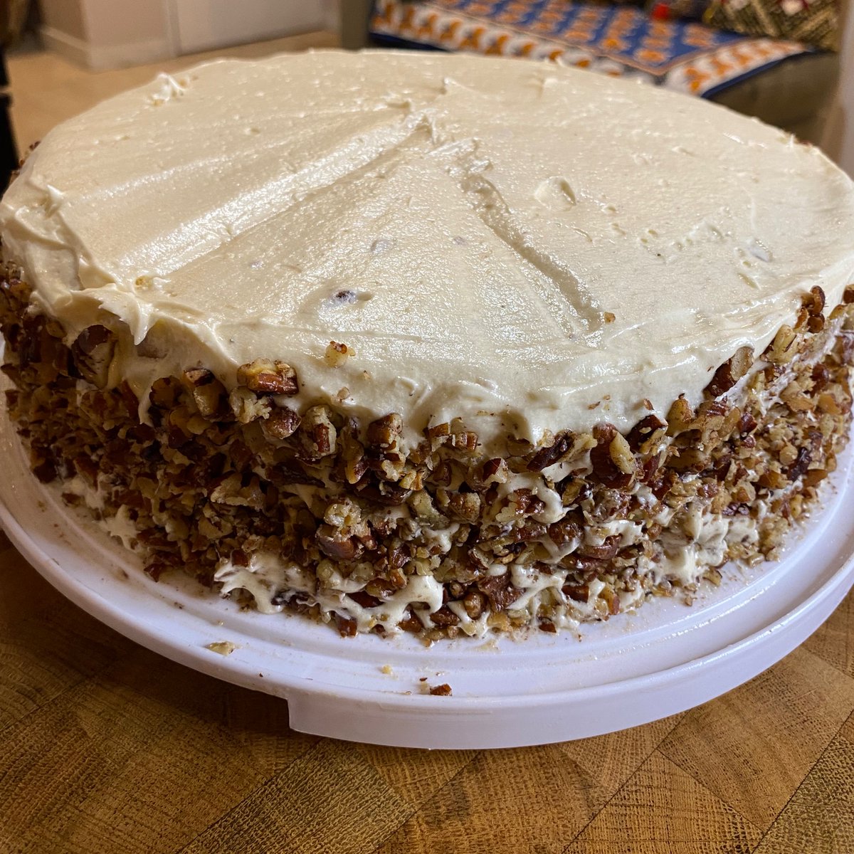 Voila💁🏾‍♀️
T’is pecan season. (Pekhaan not Peekaan!) 
Butter Pecan cake 😋 Made this a while back and it was a banger, so I had to do it again! ✨
#Fall #Pecan #Butterpecan #peacnrecipe #pecancake #holidayrecipes