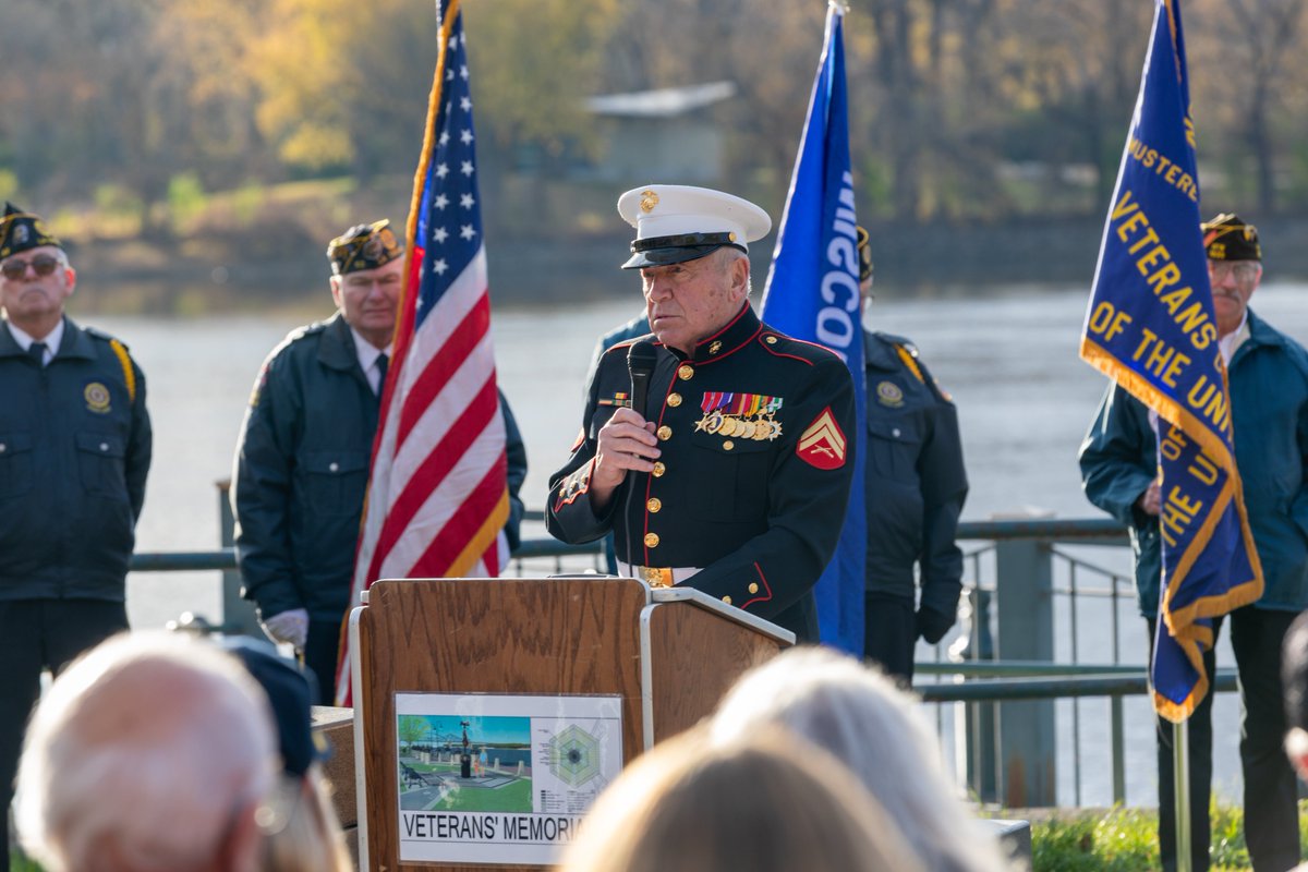 ViaroHealth's tweet image. Today, the dedication ceremony for the Veterans Memorial Statue took place at Riverside Park in La Crosse. The latest initiative of the La Crosse City Vision Foundation involves the installation of a bronze statue featuring an American flag and a bald eagle sculpture.