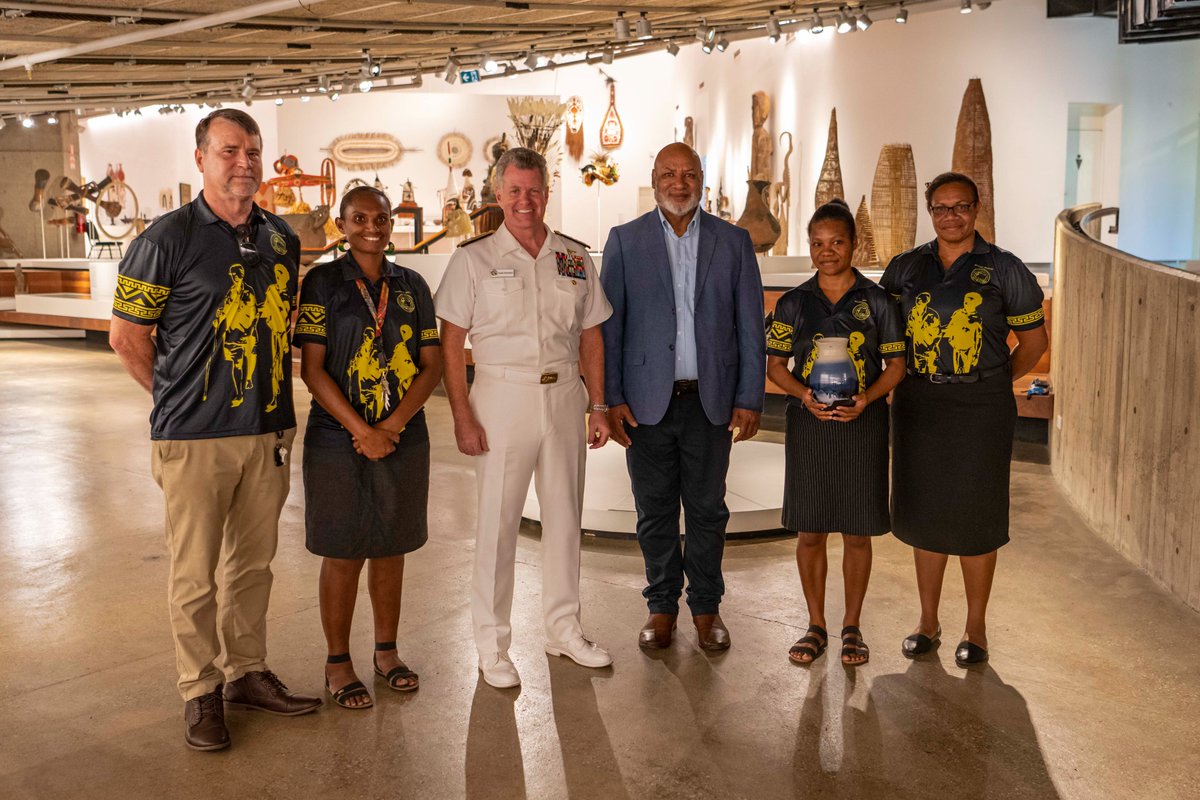 Commander U.S. Pacific Fleet traveled to Port Moresby, Papua New Guinea Nov. 9-10 to affirm the longstanding partnership and bilateral relationship between Papua New Guinea 🇵🇬 and the United States 🇺🇸 📷MC2 Jeremy Boan Read More: cpf.navy.mil/Newsroom/News/… #FreeAndOpenInfoPacific