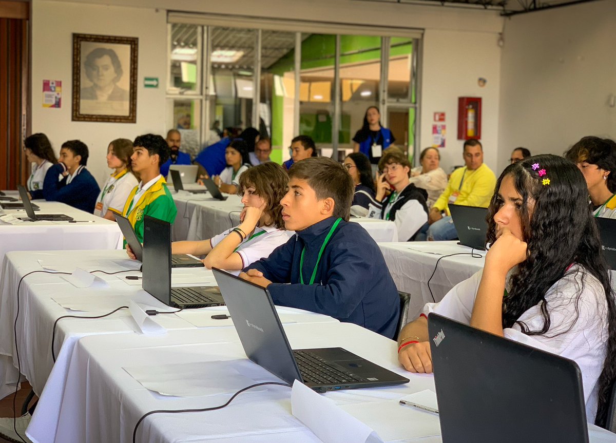 FundacionLuker's tweet photo. Hoy vivimos una emocionante jornada en el innovador evento CodeFest, donde experimentamos un fascinante encuentro con el pensamiento computacional. 💫💡💻 @cobritish @SecEducacionMz
#CodeFest #InnovaciónEnLaEducación #CodingHubs https://t.co/eVSHGTyUgu