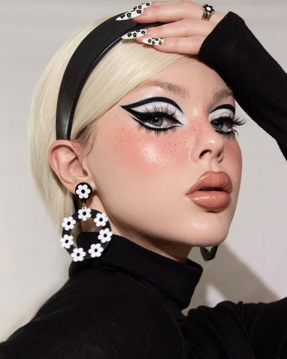 🖤🤍🖤@beatsbylizzie

#Planetbeauty #Beautybabe #Beauty #Makeup #Cosmetics #Motd #Mua #Eyeliner #Eyelashes #Lipstick #Blush #Face