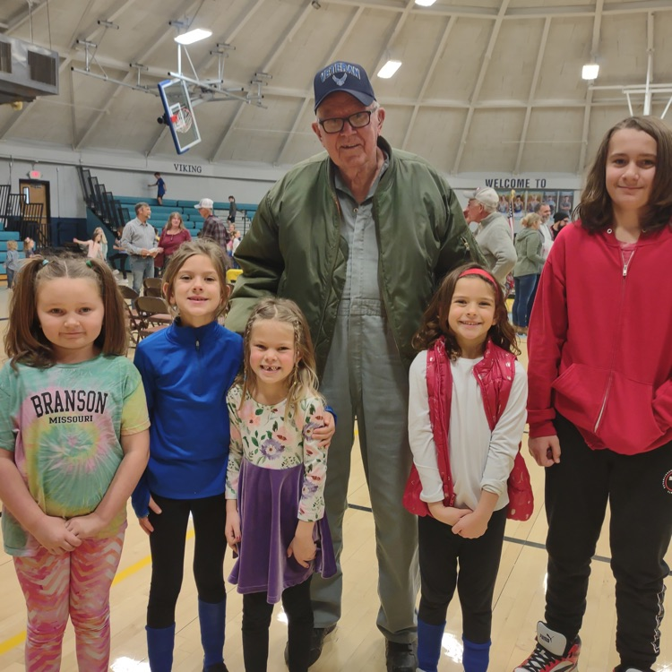 USD288's tweet photo. Air Force Veteran Joseph Suther with Great-Grandkids Adrienne, Joella, Emma, Aliza & Joey. #CHstrong https://t.co/XFWYtO040F