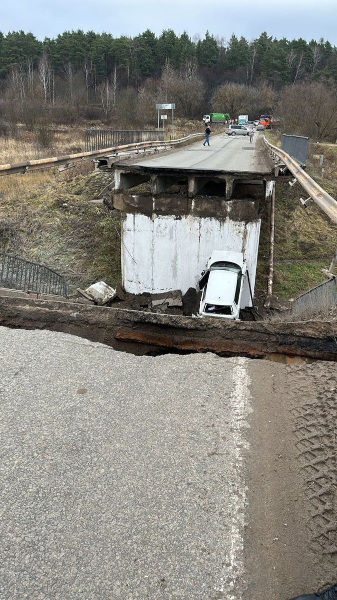 breakinglv's tweet image. 🇷🇺 Maskavas apgabalā sabruka auto tilts, kurš atradās avārijas stāvokli. Sabrukšanas laikā, tiltu šķērsoja automašīna. Tās vadītāja guva ievainojumus.
#Maskava #krievija