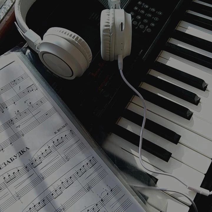 inbsatur's tweet image. healing echoes — #kimchay au
kim, um artista atormentado pela dor do passado, encontra apoio em porchay, um músico empático. chay usa sua música como terapia, desvendando as camadas da dor de kimhan. juntos, navegam pelo passado, encontrando consolo na compaixão e na música.