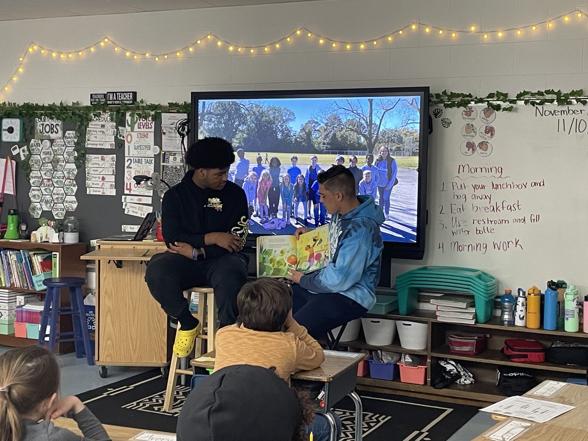 We loved having guest readers from PHS at the Barron Village! ⁦<a href="/PhoebusHS1/">Phoebus High School</a>⁩ #BarronVillage