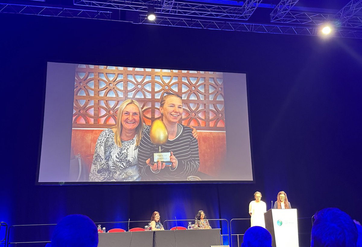Huge congratulations to @RosieGibsMoul for receiving the NEST Mentor award! This award highlights Rosie’s ongoing & meaningful support of students & ECRs. A very worthy winner!! And thankyou to last year’s winner @LittleTLS for the ceremonial handing over of the egg 🥚 #SDU23