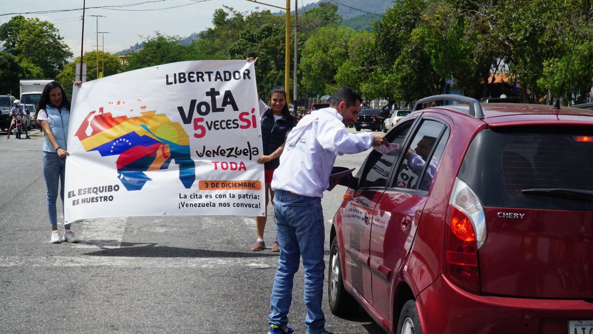 Para informar sobre las 5 preguntas del Referendo en defensa del Esequibo Comando de Campaña Municipal 'Venezuela Toda' realizó volanteo en avenida Las Américas