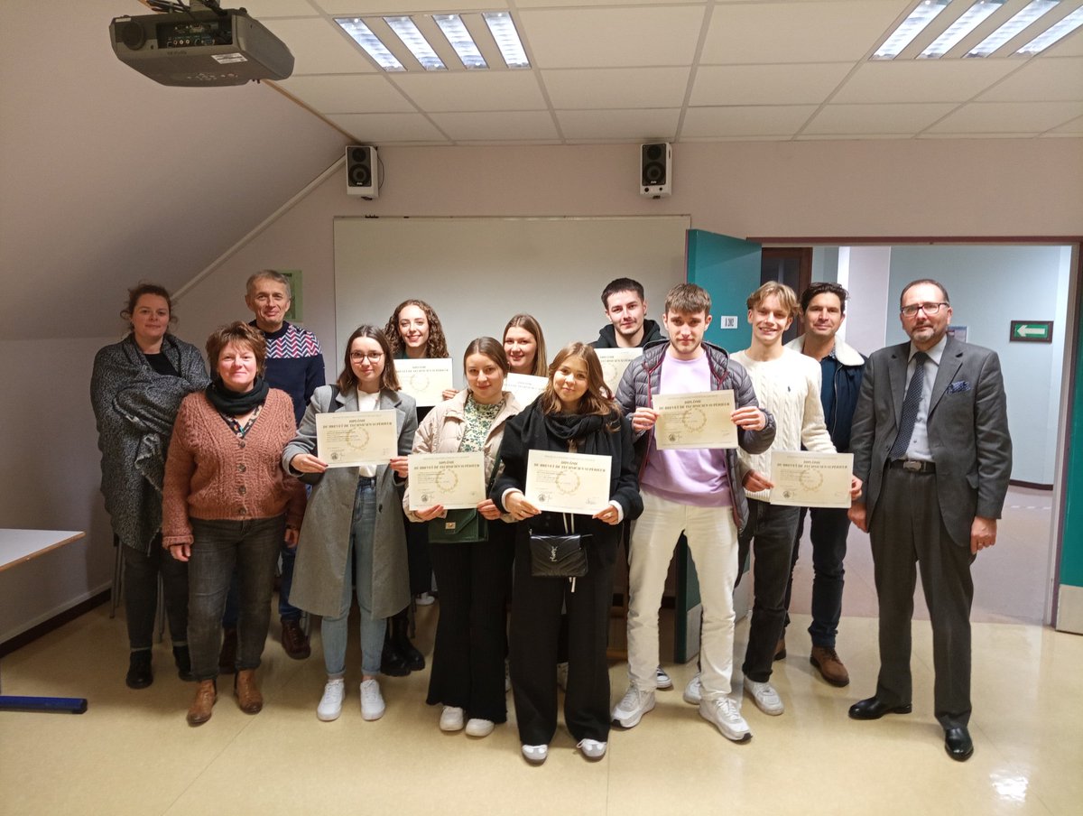 ProfGauchard's tweet photo. Aujourd'hui nous remettions leurs diplômes à plusieurs de nos (anciens) étudiants du BTS Professions Immobilières du @ClaudelLycee promotion 2023.
😊 Heureux de les retrouver et de savoir ce qu'ils deviennent !
👏 Bravo à eux
#BTS #BTSPIM #immobilier #diplômes #réussite https://t.co/OGd8X6KIMa