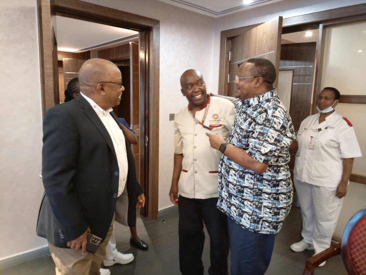 VitusNkuna's tweet photo. Makamu Mwenyekiti wa CHADEMA Mhe: Tundu Lissu (@TunduALissu ) leo ametembelea Nairobi Hospital kuwasalimia Madakatari na Wauguzi walishiriki kumtibu baada ya kushambuliwa kwa bundiki na risasi kumpata sehemu mbalimbali za mwili September 2017. Mungu awabariki sana hawa wataalamu. https://t.co/b4pgSuYkX6