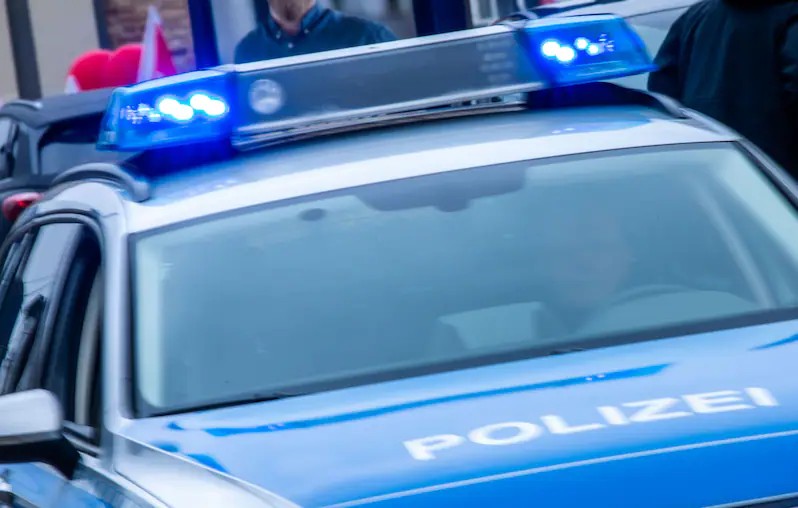 EMoller01's tweet image. Zwei Jugendliche sollen nach #Polizeiangaben einen 14-jährigen Mitschüler in einer Schule in Baden-Württemberg so sehr zusammengeschlagen haben, dass dieser schwer verletzt in ein Krankenhaus gebracht und notoperiert werden musste.