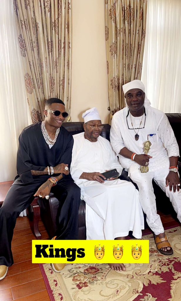 WizkidGallery's tweet photo. WizKid, Awujale &amp; Kwam 1 ❤️🤴🏾 https://t.co/bsoEmaTKYW