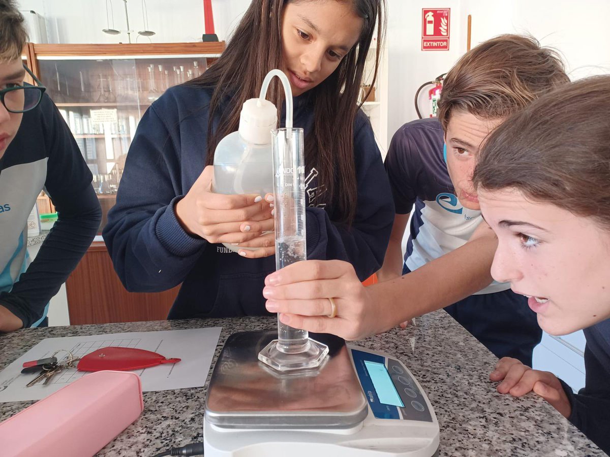 escolapiasSE's tweet photo. Hoy celebramos el día mundial de la ciencia.🔬La ciencia proporciona a los niños una mejor comprensión del mundo que les rodea. 
En nuestro cole a través de nuestro proyecto ECO: #Explora #Crea #Ofrece 
#321Despierta #HagamosECOescolapias #Escolapiassantaengracia 
#díadelaciencia https://t.co/4AkmtfdBC3