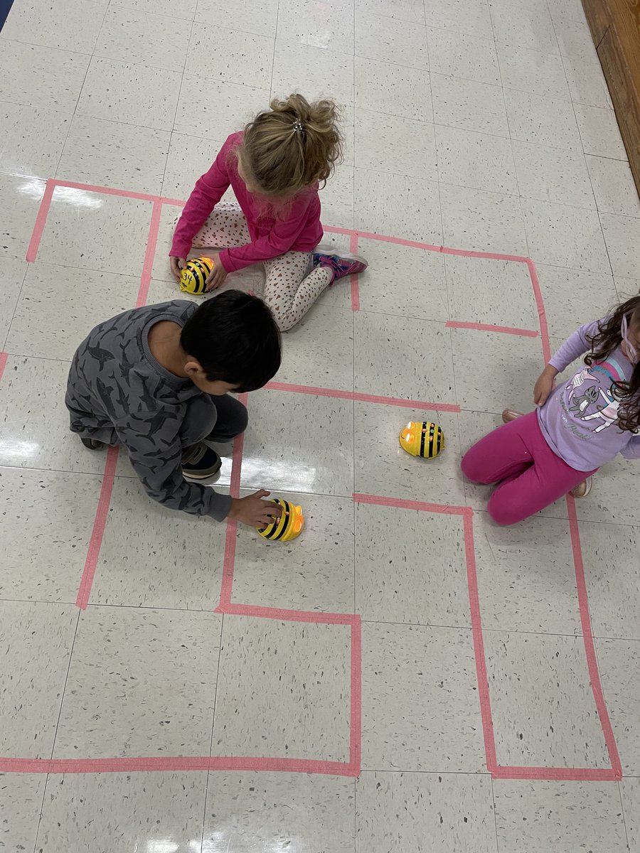 acpslearntech's tweet image. Kindergarten exploring estimation, navigation, and sequencing with Bee-Bots @HornetNews