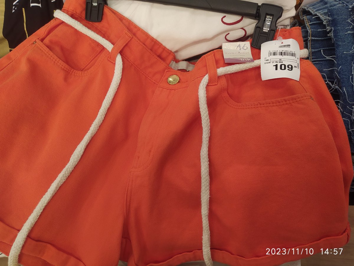 Samyta_'s tweet photo. Nunca mais piso numa @pernambucanas, loja gordofóbica. Se você for magra pode pagar quase a metade do preço. Fui trocar um presente, gostei de um short que tamanho 44 era R$89,90. O 46 era R$109,90 e do 40 pra baixo R$69,90.
Chamei o gerente e ele disse que plus size é + caro... https://t.co/mUozE50TX9