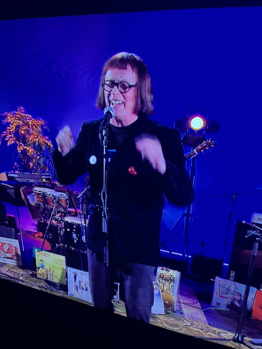 Það er heilt bæjarfélag á flótta vegna náttúruhamfara. Á öryggisstöðinni RÚV er Eiríkur Fjalar að syngja.