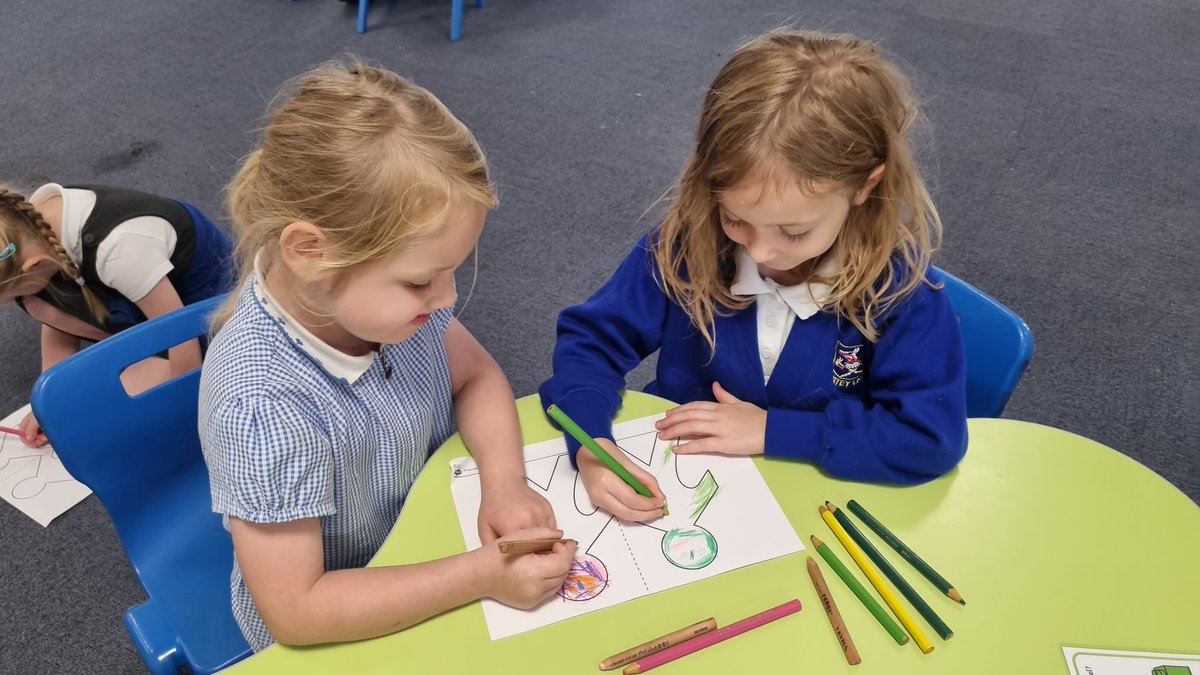 latimerprimary's tweet image. #EYFSPSED we have been learning about being kind and caring and making new friends! Also practise in #EYFSCL - conversing with friends. We'll done all! New friends made! 💖