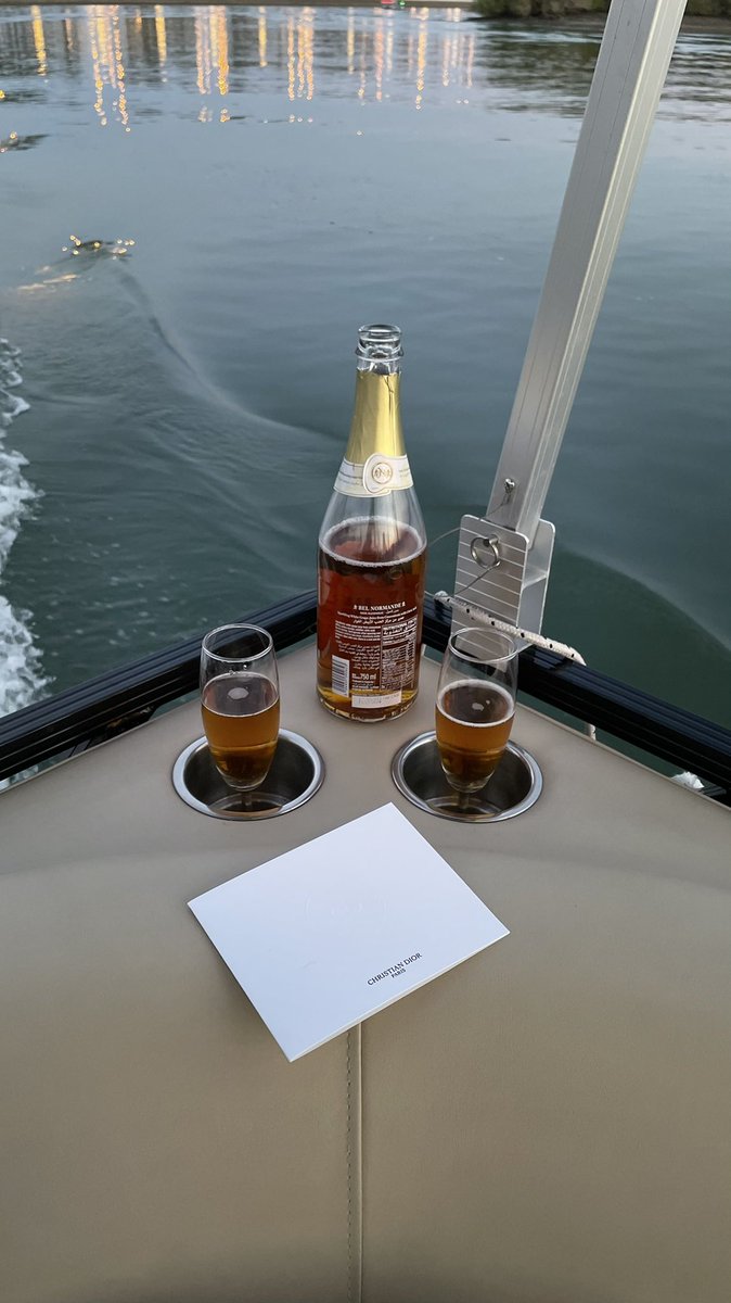 alliiaaa_'s tweet photo. 𝑒𝑣𝑒𝑛𝑖𝑛𝑔 𝑚𝑜𝑜𝑑 𝑜𝑛🥂 https://t.co/2hThsRHIKg