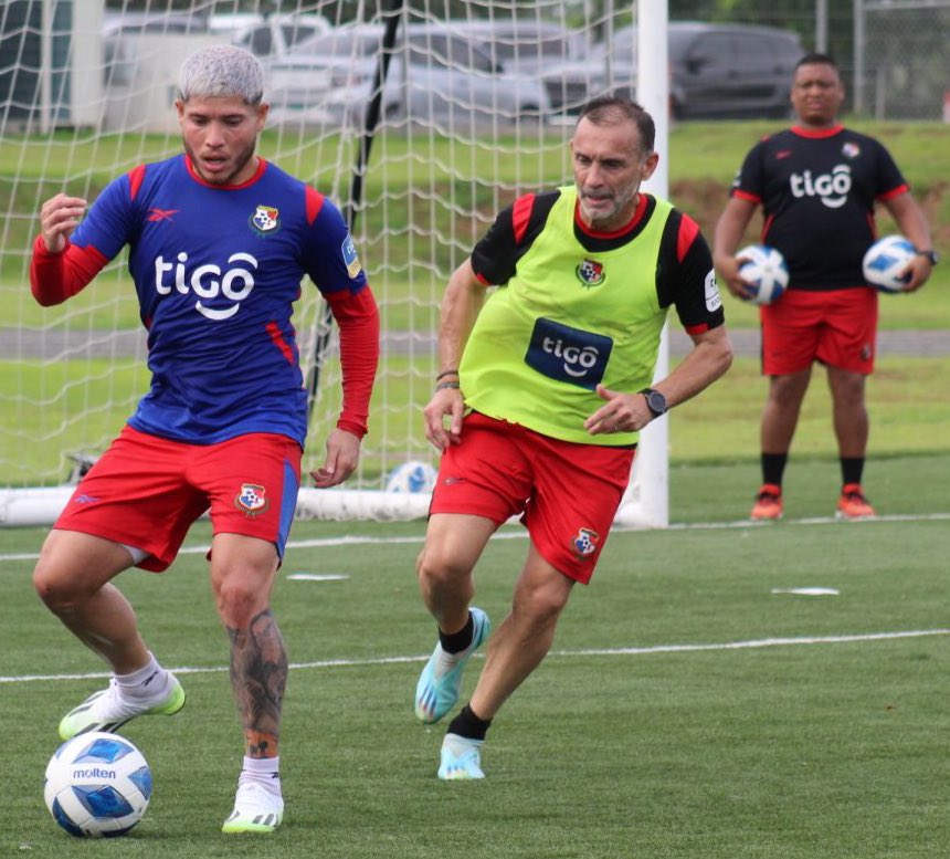 chepebomba's tweet photo. Cristian Martínez: “Costa Rica es una selección muy difícil. Vienen preparándose de la mejor manera, pero nosotros estamos enfocados y tratamos de hacer lo que nos pide el ‘profesor’ para poder sacar los resultados que estamos buscando”. Punto y pelota. #MentiraNoEs 🐐💣 https://t.co/r7otF2u8z2