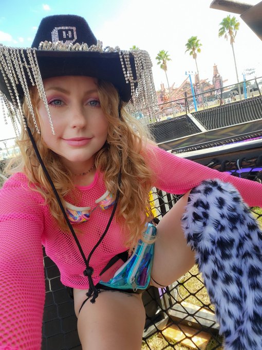 LIVE from EDC Orlando!!!✨️💕 https://t.co/dUFQZHEibe https://t.co/WwumBLsFyp