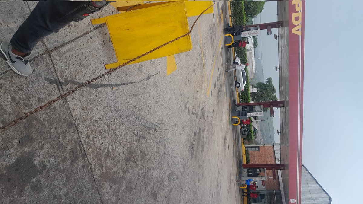 M_Apicultora's tweet photo. @serviciosreport @Amemosaltachira Juegan con el pueblo 2pm y cerrado todas las bombas @FreddyBernal https://t.co/7fAxCte85X