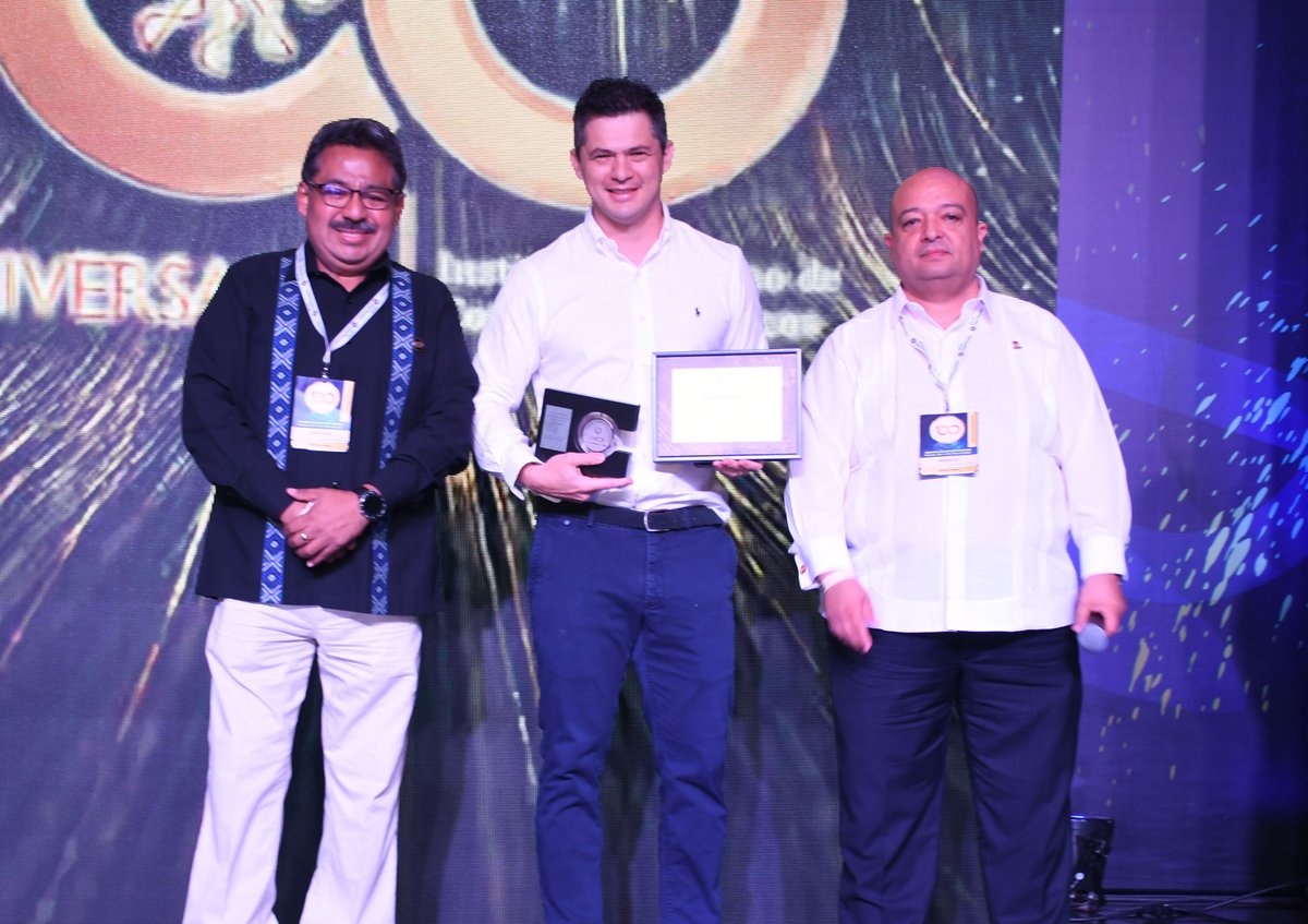 SiigoAspel's tweet photo. Durante su participación en la @ConvencionIMCP, nuestro CEO David Ortiz fue reconocido por su participación en este importante evento.
Agradecemos al #IMCP por este reconocimiento🙌🏼 estamos seguros que juntos podremos seguir impulsando a los contadores y #empresarios mexicanos. https://t.co/mQdDSpjiCp