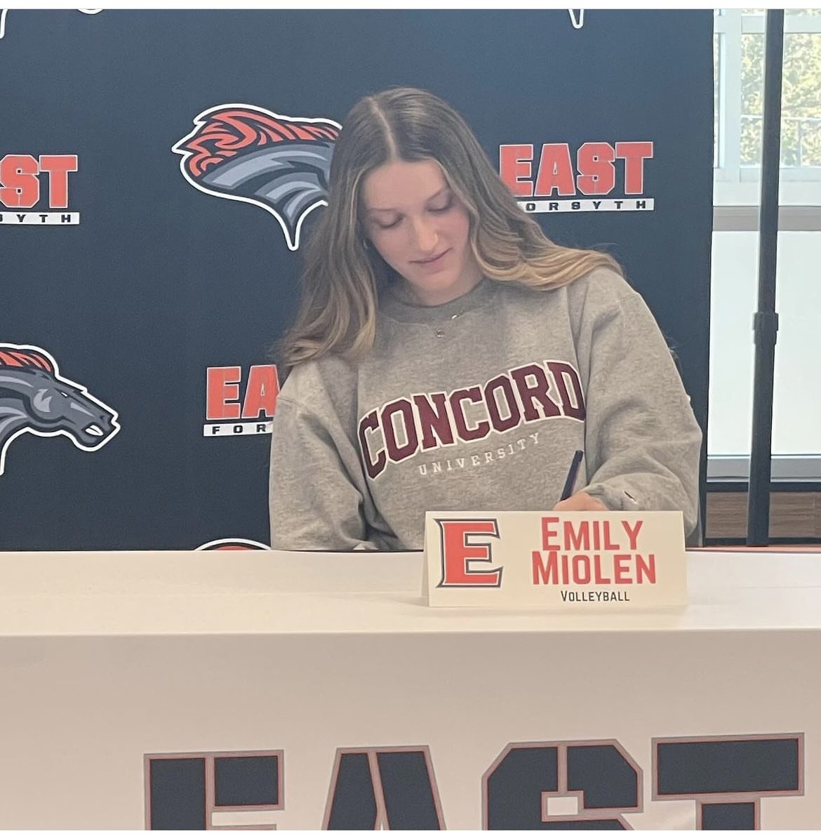 EastForsythVB's tweet photo. Congratulations to @emilymiolennn for signing her NLI to continue her academic and volleyball career @concord_volleyball! Way to go Emily! 🎉🎉🎉.  @EastForsythHS https://t.co/Jy0MwVDFVZ
