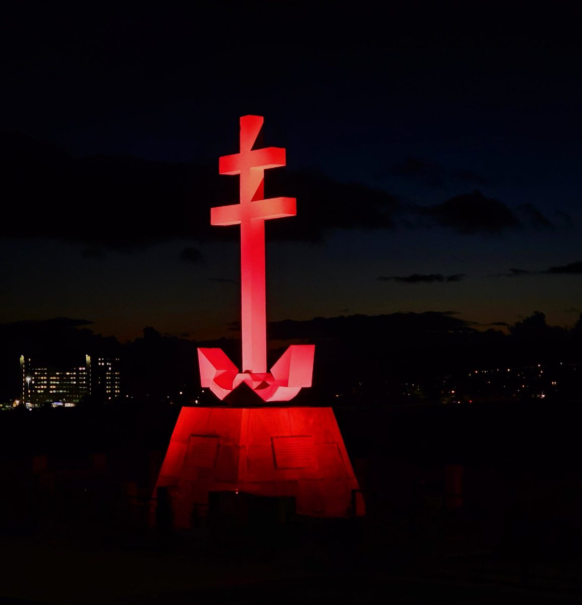 StephenAHenry's tweet photo. Tonight at the Lyle Hill #Greenock 

Lest we forget

#FreeFrenchMemorial #Scotland #RemembranceDay2023 https://t.co/w6gIdgx3L2