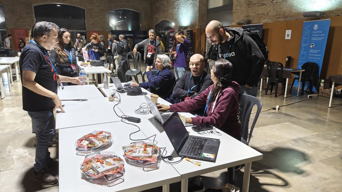sirvelia's tweet image. ¿Que se estará cociendo en esta mesa del #WordPressContributor de la #WCVLC23 ?