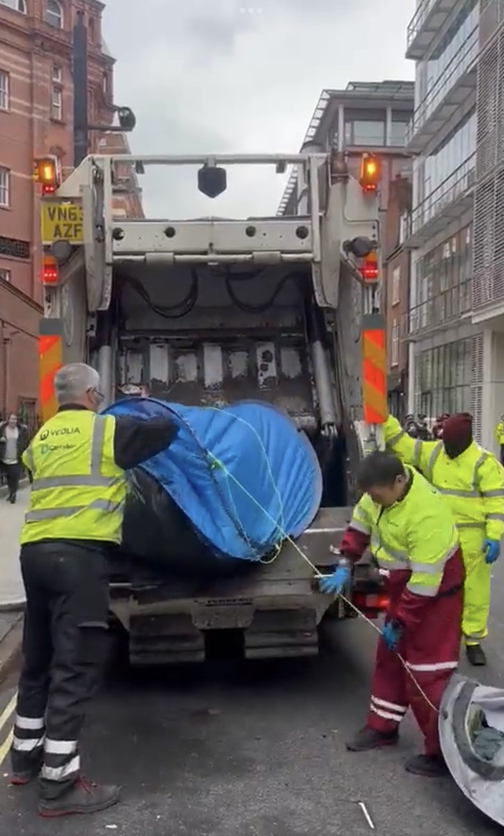 LindaEnfield's tweet photo. @implausibleblog They also arrested them and as you can see from the video some of those tents had all their belongings in them.  @streetskitchen have been drawing attention to this despicable act all day.  Camden Council were not informed either.  This is on Cruella and the Met 😡 https://t.co/dPG7jfaYJE