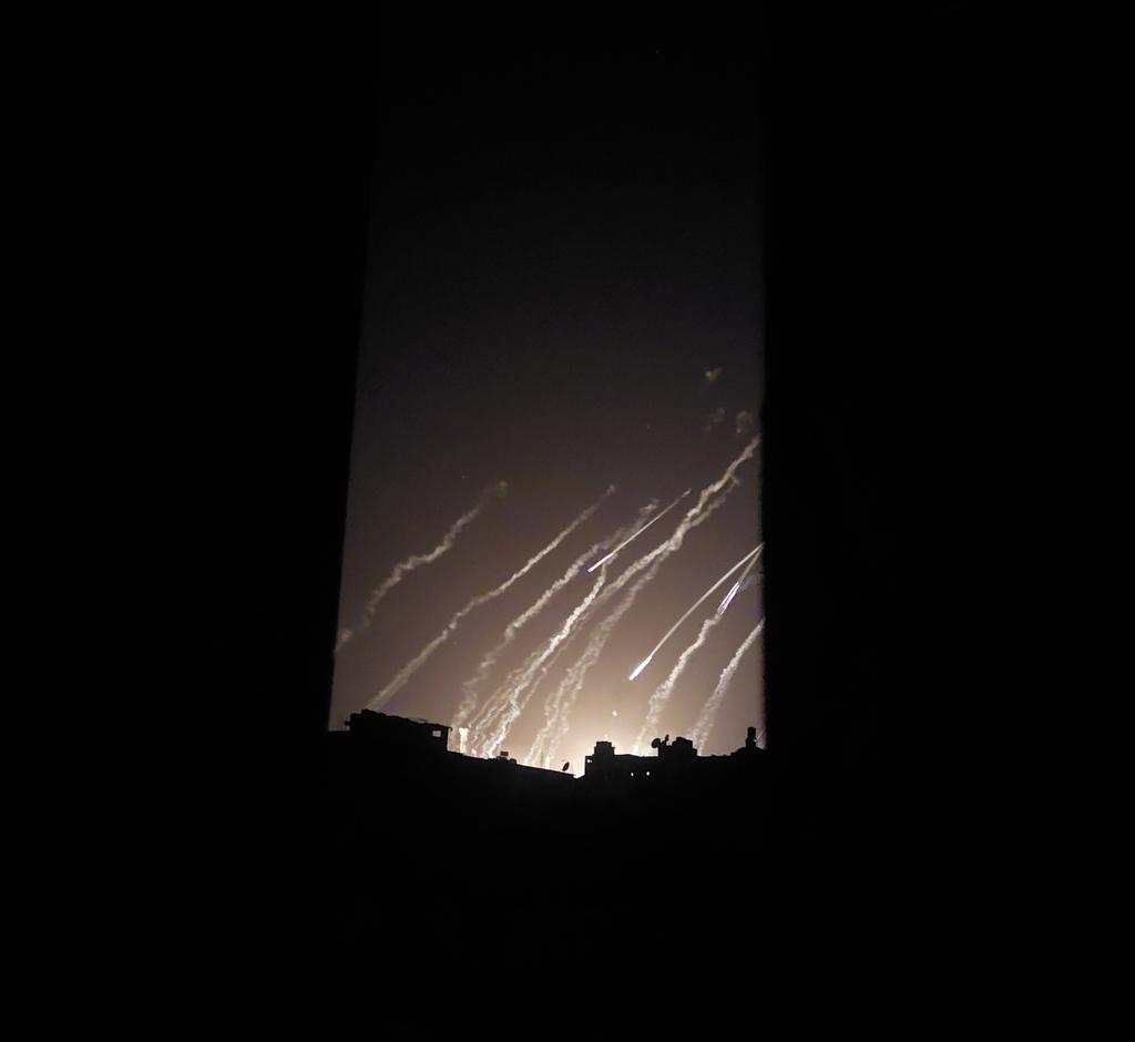 من تحت القصف الجوي و المدفعي العنيف احنا لسا مكاننا في بيوتنا مش متزحزحين منها  
دعواتكم
