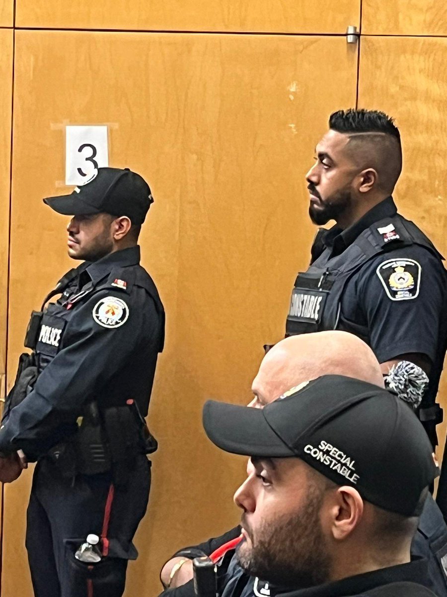 Last night we were at Oakdale Community Centre with our city partners @TOHousing & @safecity_TO who participated in our town hall. We listened to the residents and made a commitment to collaborate in continuing to enhance community safety.