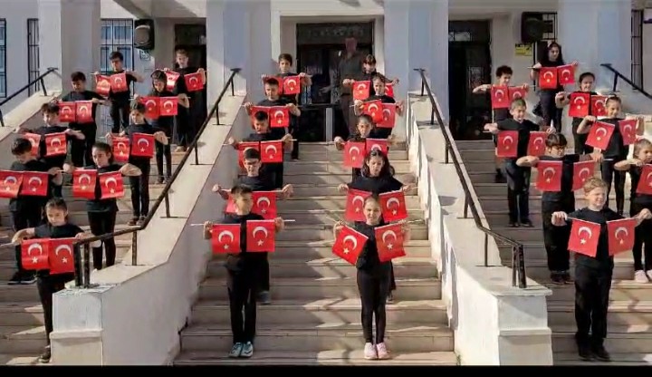 YanparMuhsin's tweet photo. Cumhuriyetimizin kurucusu Gazi Mustafa Kemal Atatürk'ü saygı ve rahmetle andık. Emek veren öğretmenlerimiz, öğrencilerimiz ve velilerimize teşekkür ederiz.@tcmeb @Yusuf__Tekin @ahpehlivan53 @MersinMEM @fazilet_durmus @toroslarkymkmlk @BaykalBasdemir @OguzhanTulucu @toroslarmem https://t.co/snJrfuiRHA
