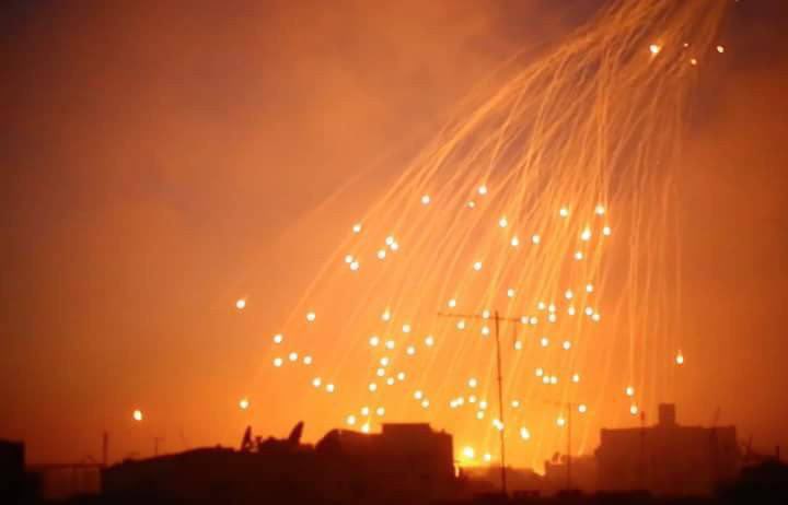 Breaking: intense lsraeli bombing with white phosphorus in the vicinity of al-Shifa Hospital, Gaza.