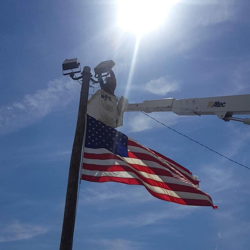 What a gorgeous photo of our very own veteran and lineman Josh Cannon. He’s a marine, an Iraq war veteran, an awesome lineman and a great team member. Thanks to Josh and all of the veterans out there. We salute you! #VeteransDay #GodBlessTheUSA