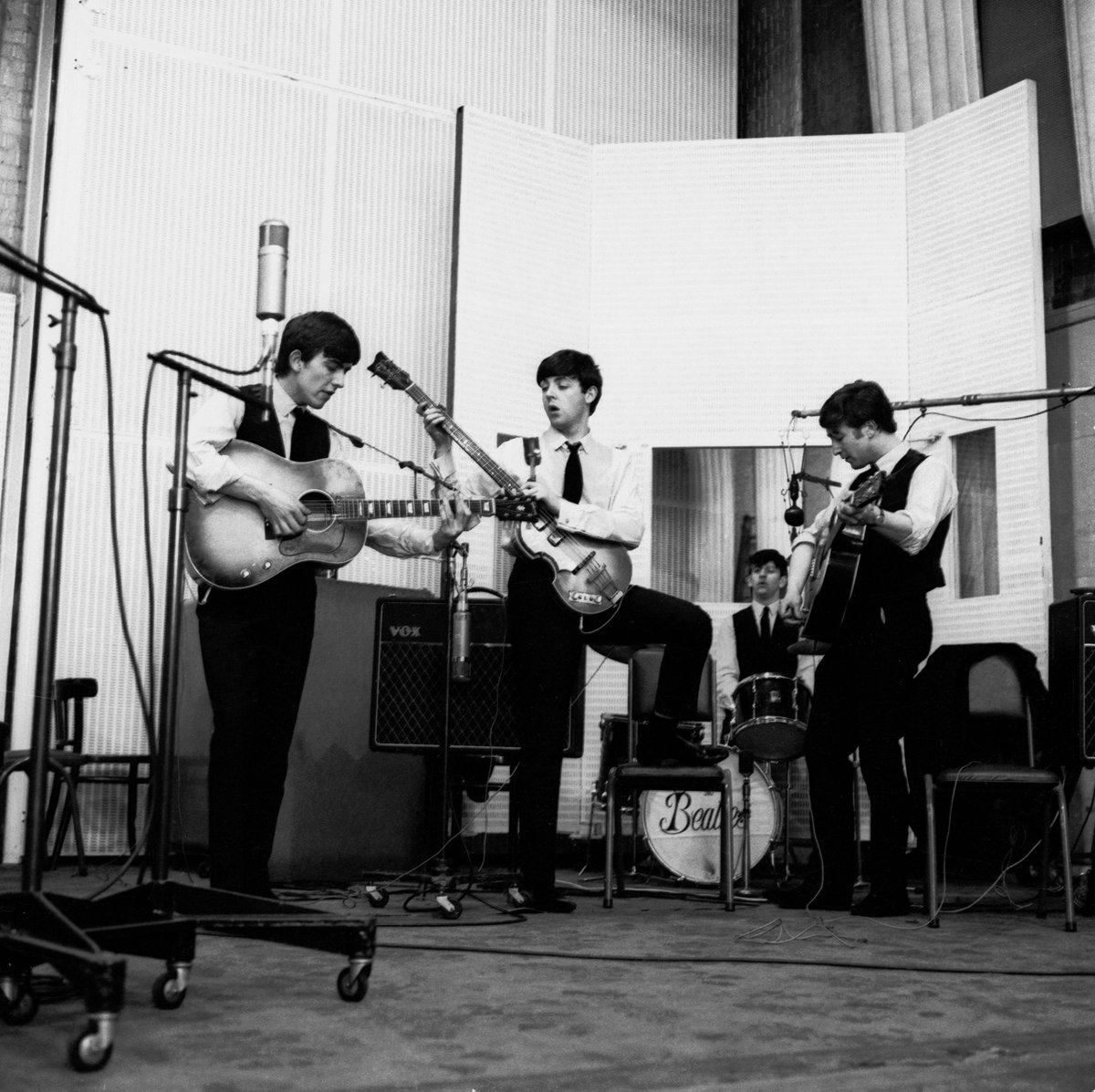 The Beatles' classic 'Red' & 'Blue' compilations have been expanded with additional tracks and new mixes, and for the first time, are all available in #SpatialAudio! Add them to your @AppleMusic library today. TheBeatles.lnk.to/RedAndBlue2023… Photo © Apple Corps Ltd