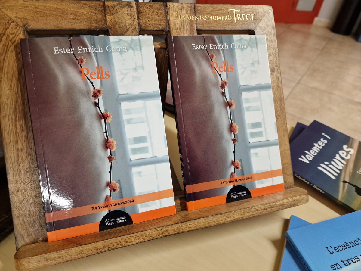 Alcover_Vila's tweet photo. [CULTURA ALCOVER] 📖La Biblioteca Municipal ha acollit la presentació del llibre "Pells", d'Ester Enrich Coma, XV Premi 7Lletres.

🗣 Ha comptat amb la participació de l'autora i dels escriptors Joan Guasch i Cèlia Marcos, i la benvinguda de la regidora d'educació, Betty Arenas. https://t.co/UaLQc7pqWC