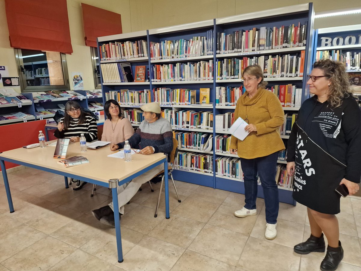 Alcover_Vila's tweet photo. [CULTURA ALCOVER] 📖La Biblioteca Municipal ha acollit la presentació del llibre "Pells", d'Ester Enrich Coma, XV Premi 7Lletres.

🗣 Ha comptat amb la participació de l'autora i dels escriptors Joan Guasch i Cèlia Marcos, i la benvinguda de la regidora d'educació, Betty Arenas. https://t.co/UaLQc7pqWC