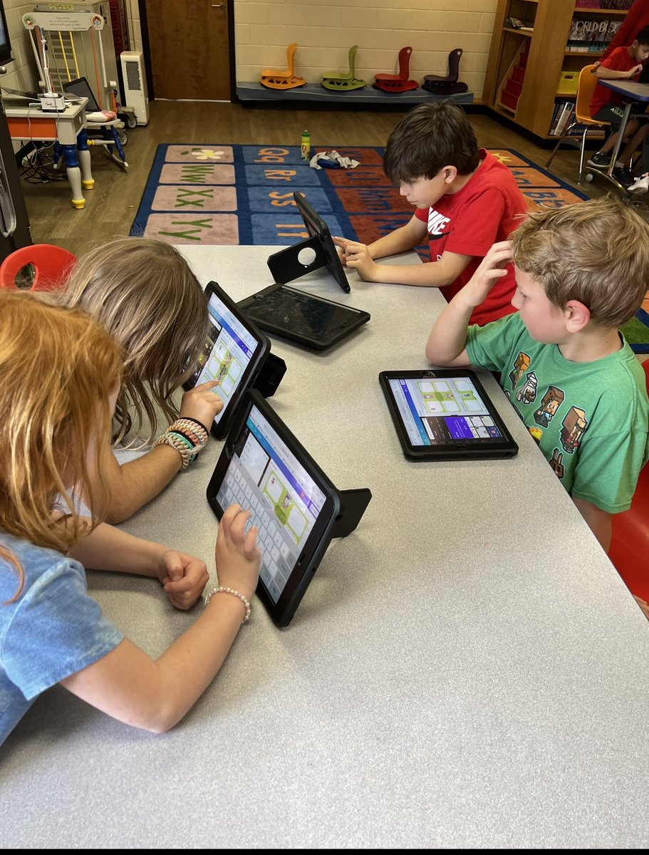 TechKnowEDUGuru's tweet image. 2nd grade students working in @canva to compare/contrast fairy tales. @ITSCCSD #ccsdConnectED24