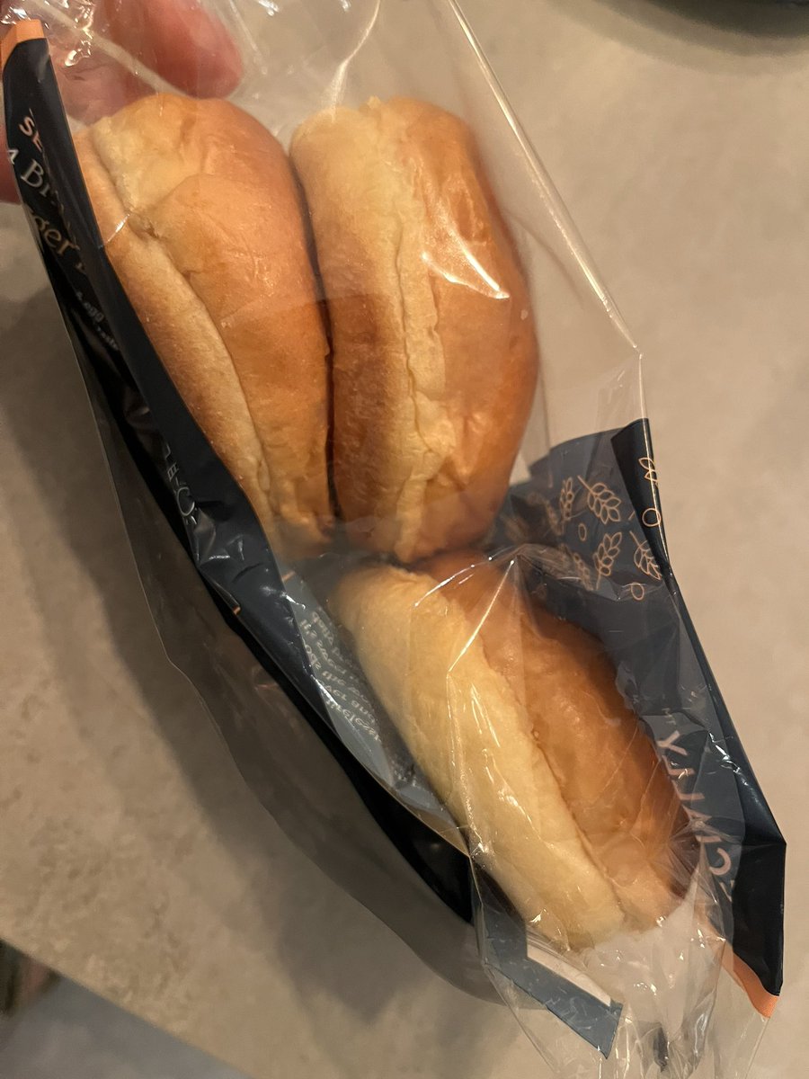 sasidavies's tweet photo. @AldiUK bought a pack of 4 brioche rolls…only 3 in there!!!🙄🫣 https://t.co/v6X2O6Tc5p