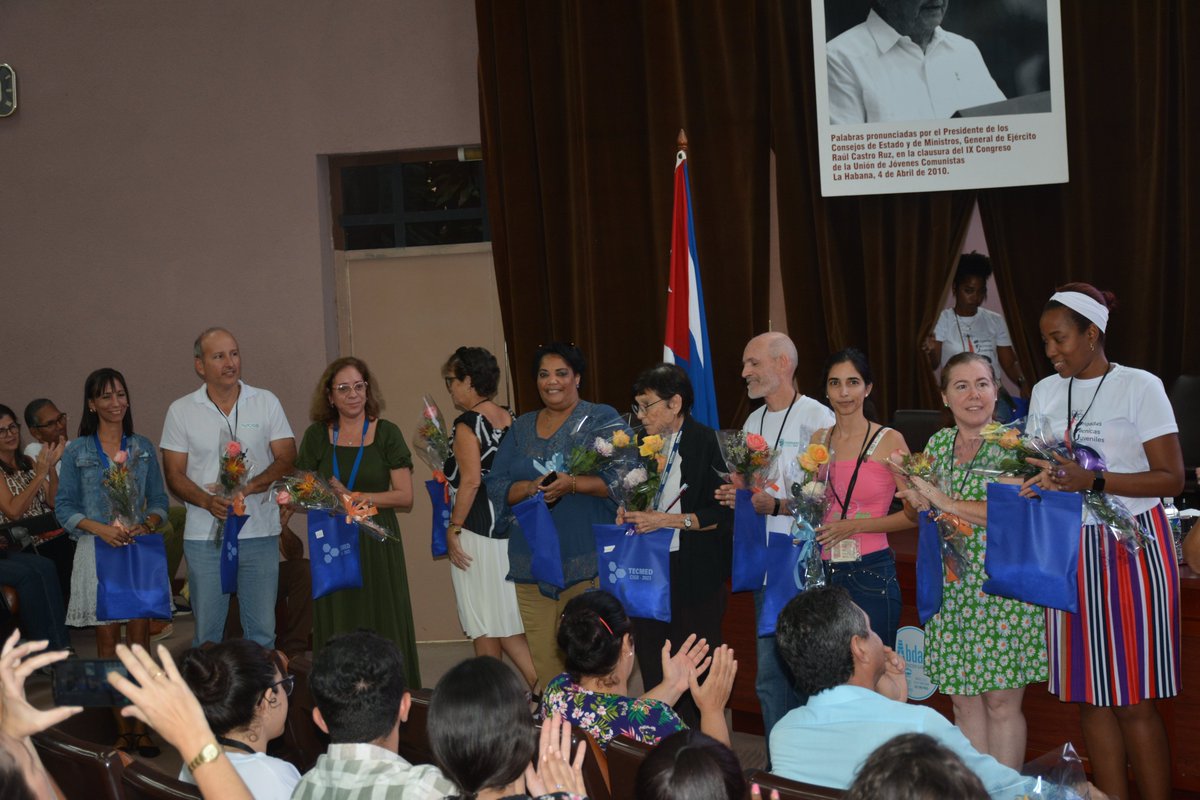 CIGBCuba's tweet photo. #TECMED-CIGB 2023
Momento dedicado a reconocer el trabajo del jurado de las distintas comisiones de trabajo del comité organizador.
Muchas Felicidades por su labor https://t.co/X0umZdUTrE