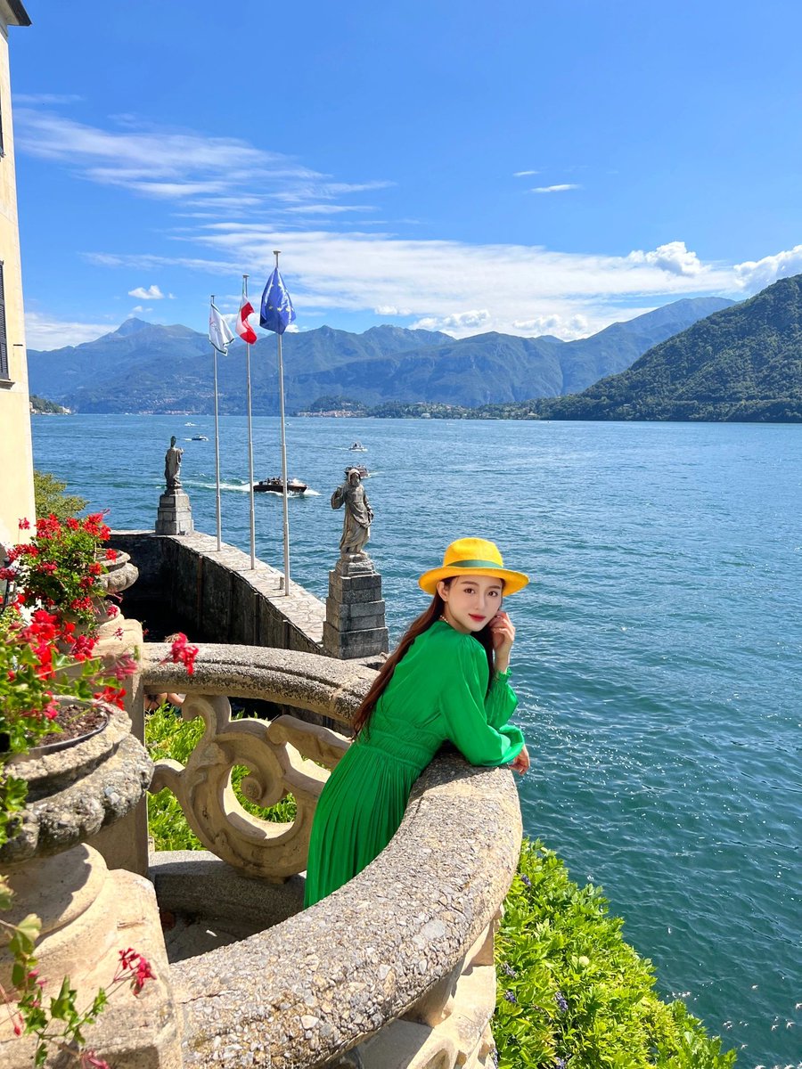 Beautiful scenery and exquisite art are naturally appreciated together with important people.