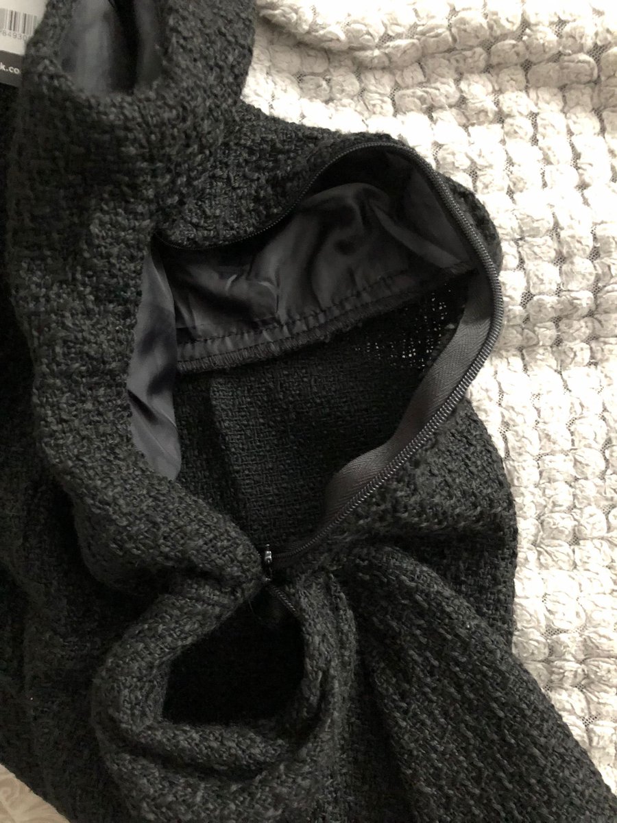 Disney_Stephie's tweet photo. @NewLookHelp @newlook Shocked that this brand new dress on the first wear since purchasing the zip has split apart - literally moments after first putting it on. Now it is completely unusable. Can you please help??? https://t.co/E33qSsWJdw