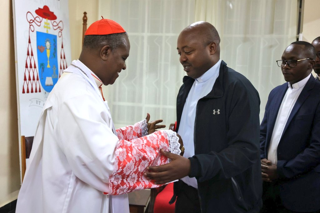 Kinyamateka_KM's tweet photo. Kuri uyu mugoroba, Antoni Karidinali Kambanda yakiriye mu rugo rw'Arikiyepiskopi wa Kigali, Myr Tadeyo Ntihinyurwa, Arikiyepiskopi wa Kigali uri mu kiruhuko, abapadiri, abihayimana n'abalayiki mu rwego rwo gushimira Imana imyaka 65 amaze avutse. https://t.co/m8Jqea7ffE
