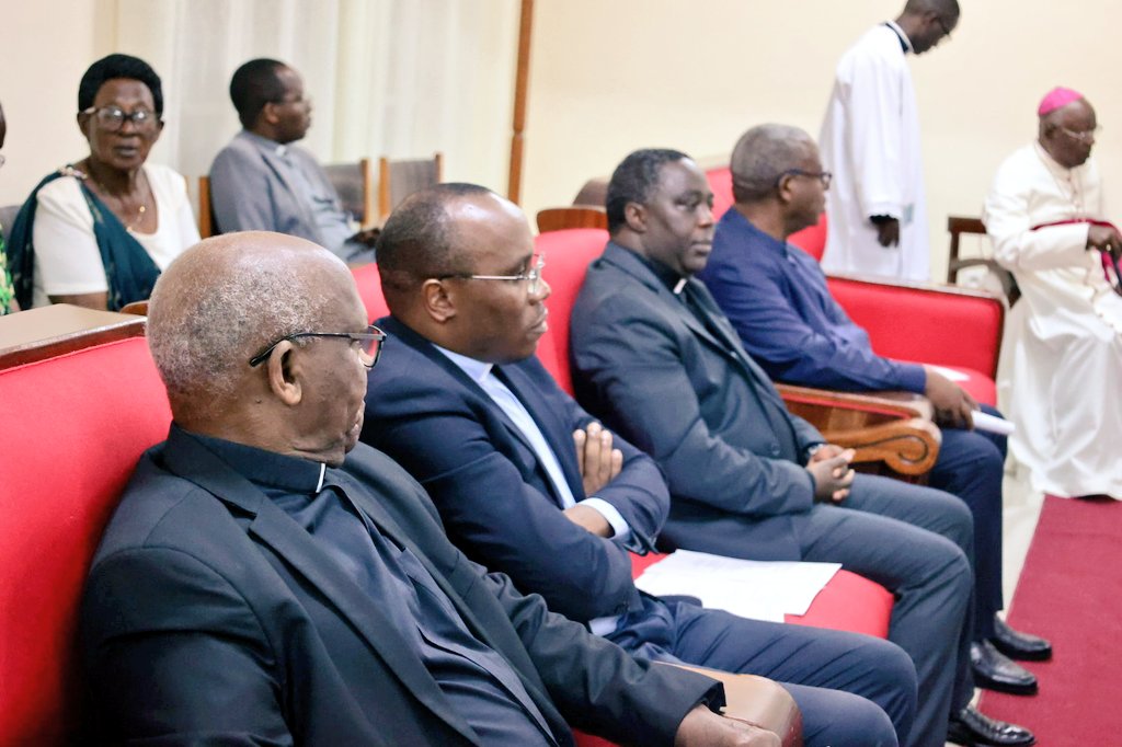 Kinyamateka_KM's tweet photo. Kuri uyu mugoroba, Antoni Karidinali Kambanda yakiriye mu rugo rw'Arikiyepiskopi wa Kigali, Myr Tadeyo Ntihinyurwa, Arikiyepiskopi wa Kigali uri mu kiruhuko, abapadiri, abihayimana n'abalayiki mu rwego rwo gushimira Imana imyaka 65 amaze avutse. https://t.co/m8Jqea7ffE