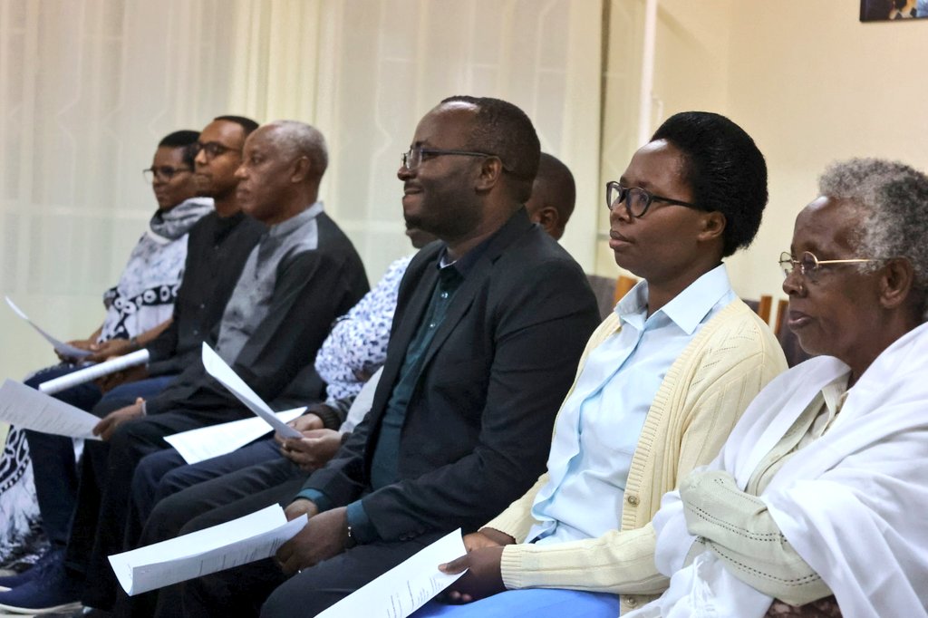 Kinyamateka_KM's tweet photo. Kuri uyu mugoroba, Antoni Karidinali Kambanda yakiriye mu rugo rw'Arikiyepiskopi wa Kigali, Myr Tadeyo Ntihinyurwa, Arikiyepiskopi wa Kigali uri mu kiruhuko, abapadiri, abihayimana n'abalayiki mu rwego rwo gushimira Imana imyaka 65 amaze avutse. https://t.co/m8Jqea7ffE