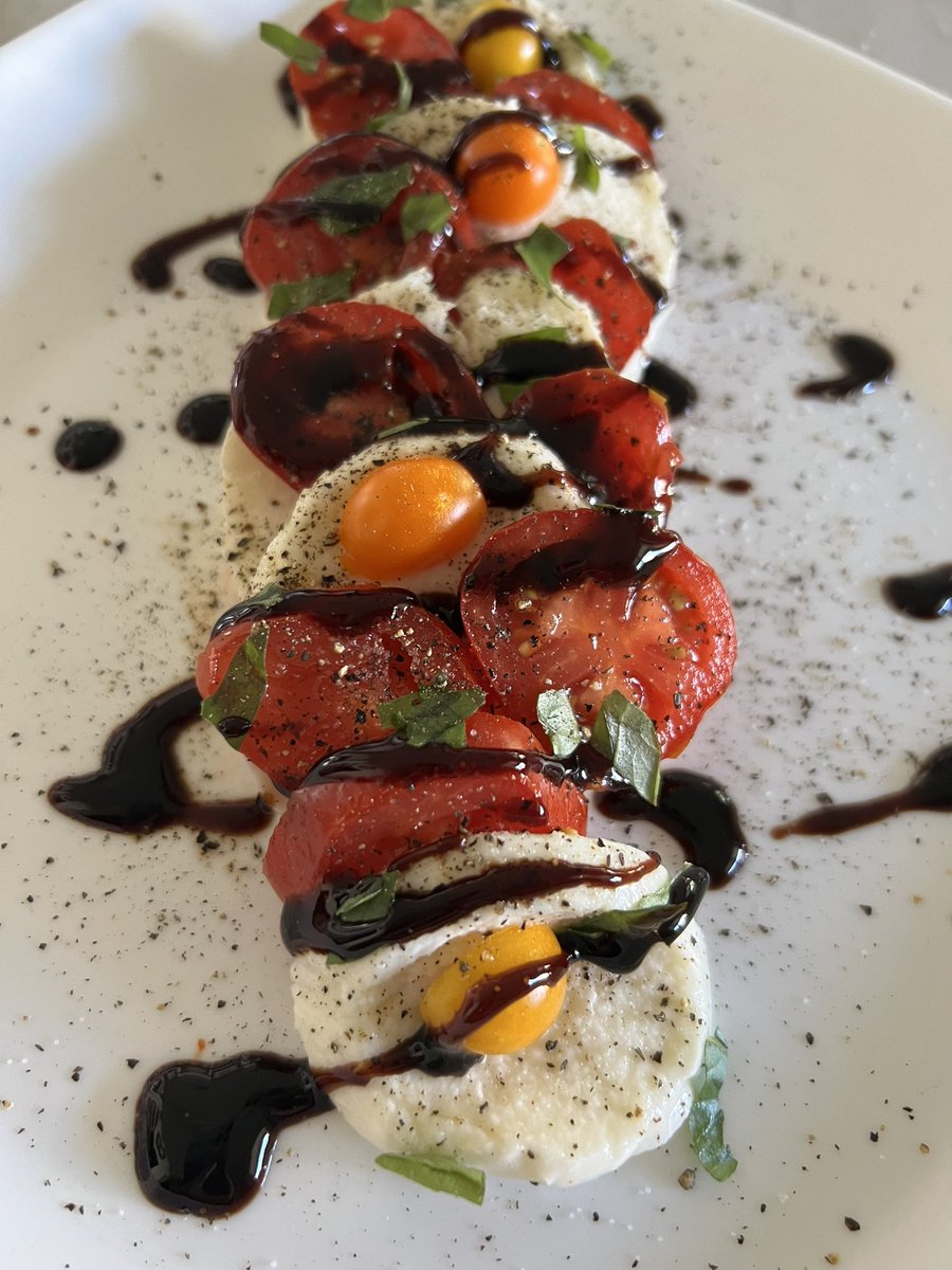 ComesAnnemarie's tweet image. A Caprese Salad type of day….
Nothing like fresh tomatoes and basil from the garden. #mozzerella #balsamic