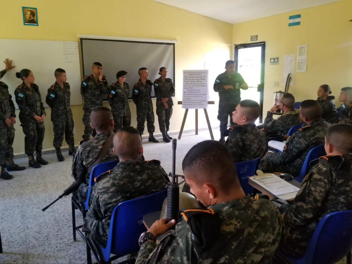 FFAAHN's tweet photo. El Comando de Doctrina Conjunta y Educación Militar #CODOCEM capacitó a 32 alumnos del segundo año militar de la Escuela de Suboficiales del Ejército #ESOE, como nuevos instructores militares, quienes fortalecerán la calidad de la educación del Ejército de Honduras. https://t.co/CPKJTXjLy7