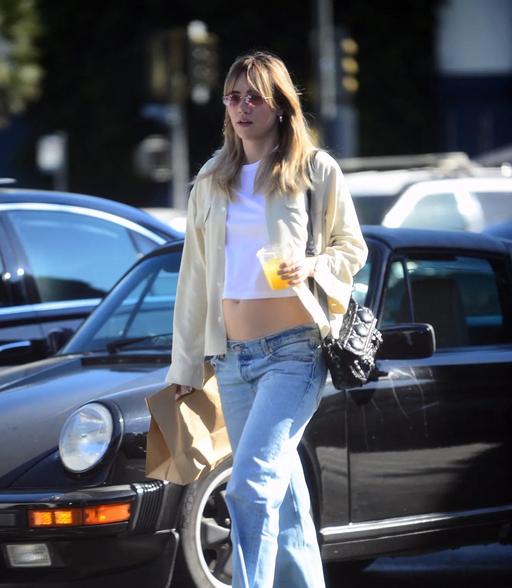 bestsukiw's tweet photo. New pics of Suki Waterhouse out and about in Los Angeles yesterday! https://t.co/LdizFIitTV